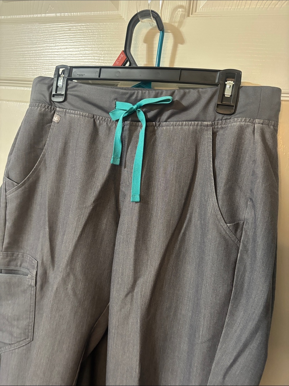 FIGS-Women’s Scrub Set In - Picture 4 of 10
